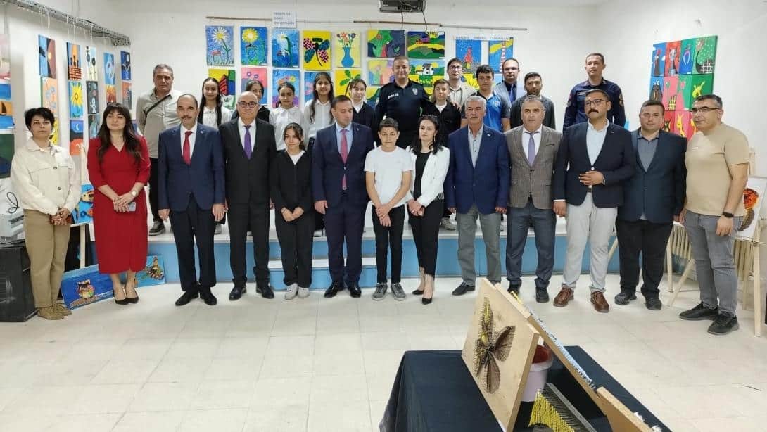 75. Yıl Cumhuriyet Ortaokulunda Resim Sergisi Düzenlendi 